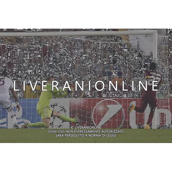 Roma - 21/10/2014 - Stadio Olimpico - Uefa Champions League 2014/2015 - AS Roma vs Bayern Monaco - nella foto: Manuel Neuer para una conclusione di Gervinho / Ph Fabrizio Corradetti - Ag. Aldo Liverani sas