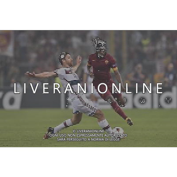 Roma - 21/10/2014 - Stadio Olimpico - Uefa Champions League 2014/2015 - AS Roma vs Bayern Monaco - nella foto: Gervinho e Xabi Alonso / Ph Fabrizio Corradetti - Ag. Aldo Liverani sas