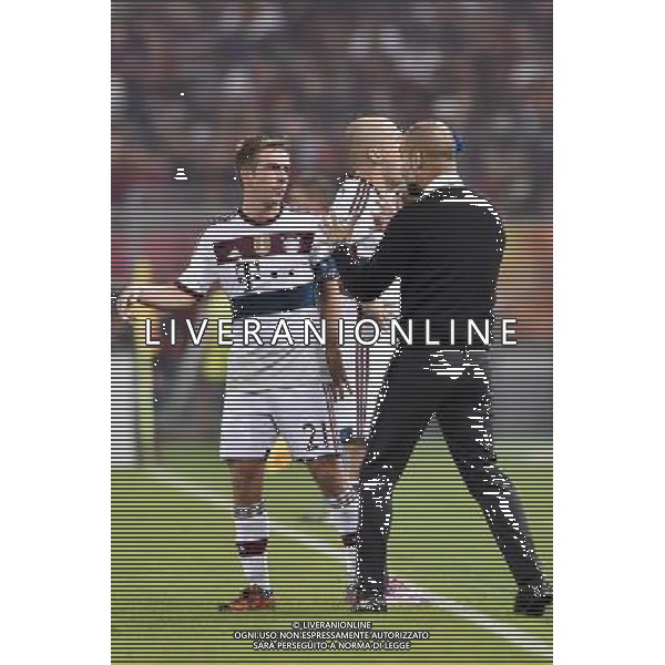 Roma - 21/10/2014 - Stadio Olimpico - Uefa Champions League 2014/2015 - AS Roma vs Bayern Monaco - nella foto: Josep Guardiola parla con Philipp Lahm / Ph Fabrizio Corradetti - Ag. Aldo Liverani sas