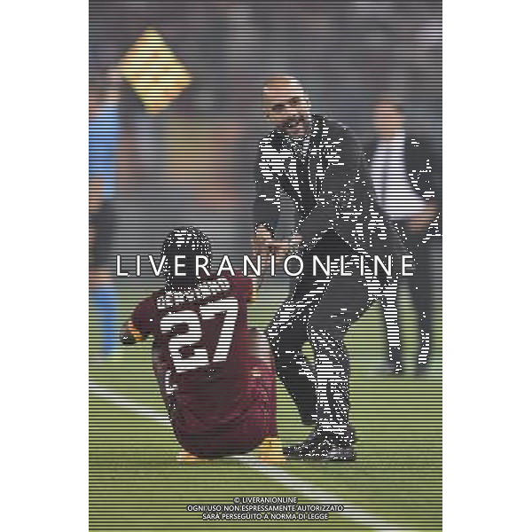 Roma - 21/10/2014 - Stadio Olimpico - Uefa Champions League 2014/2015 - AS Roma vs Bayern Monaco - nella foto: Josep Guardiola aiuta Gervinho / Ph Fabrizio Corradetti - Ag. Aldo Liverani sas