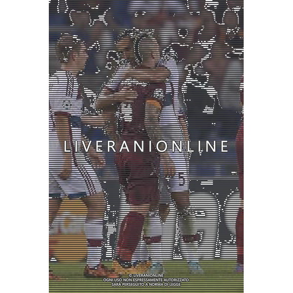 Roma - 21/10/2014 - Stadio Olimpico - Uefa Champions League 2014/2015 - AS Roma vs Bayern Monaco - nella foto: Mehdi Benatia saluta Radja Nainggolan a fine gara / Ph Fabrizio Corradetti - Ag. Aldo Liverani sas