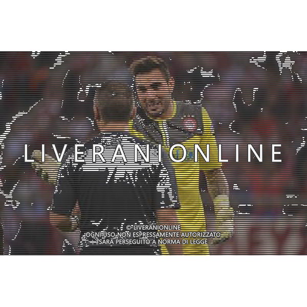 Olympiakos vs Juventus Champions League 2014/2015 - Atene 22 ottobre 2014 Nella foto: Roberto Jimenez Gago con l\'arbitro ©tardito/Agenzia Aldo Liverani sas 