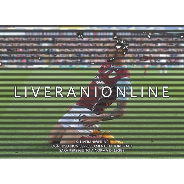 Burnley\'s Danny Ings celebrates scoring his team\'s first goal Photographer Dave Howarth/CameraSport Football - Barclays Premiership - Burnley v Everton - Sunday 26th October - Turf Moor - Burnley © CameraSport - 43 Linden Ave. Countesthorpe. Leicester. England. LE8 5PG - Tel: +44 (0) 116 277 4147 - admin@camerasport.com - www.camerasport.com AG ALDO LIVERANI SAS ONLY ITALY