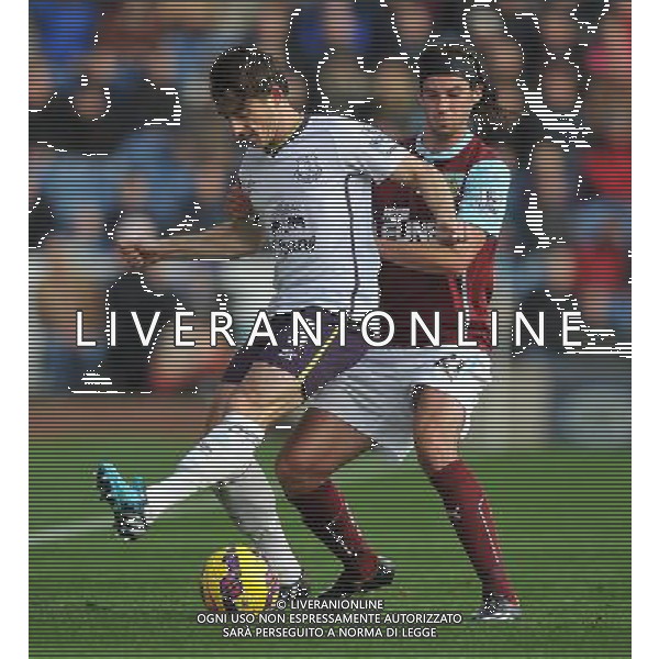 Burnley\'s George Boyd battles with Everton\'s Leighton Baines Photographer Dave Howarth/CameraSport Football - Barclays Premiership - Burnley v Everton - Sunday 26th October - Turf Moor - Burnley © CameraSport - 43 Linden Ave. Countesthorpe. Leicester. England. LE8 5PG - Tel: +44 (0) 116 277 4147 - admin@camerasport.com - www.camerasport.com AG ALDO LIVERANI SAS ONLY ITALY