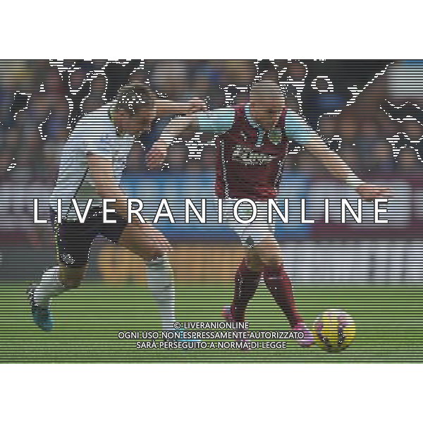 Burnley\'s Michael Kightly battles through Photographer Dave Howarth/CameraSport Football - Barclays Premiership - Burnley v Everton - Sunday 26th October - Turf Moor - Burnley © CameraSport - 43 Linden Ave. Countesthorpe. Leicester. England. LE8 5PG - Tel: +44 (0) 116 277 4147 - admin@camerasport.com - www.camerasport.com AG ALDO LIVERANI SAS ONLY ITALY