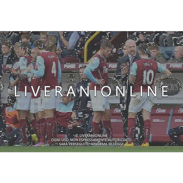 Burnley\'s Manager Sean Dyche instructs his team Photographer Dave Howarth/CameraSport Football - Barclays Premiership - Burnley v Everton - Sunday 26th October - Turf Moor - Burnley © CameraSport - 43 Linden Ave. Countesthorpe. Leicester. England. LE8 5PG - Tel: +44 (0) 116 277 4147 - admin@camerasport.com - www.camerasport.com AG ALDO LIVERANI SAS ONLY ITALY