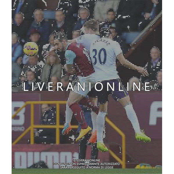 Burnley\'s Danny Ings gets to the ball first Photographer Dave Howarth/CameraSport Football - Barclays Premiership - Burnley v Everton - Sunday 26th October - Turf Moor - Burnley © CameraSport - 43 Linden Ave. Countesthorpe. Leicester. England. LE8 5PG - Tel: +44 (0) 116 277 4147 - admin@camerasport.com - www.camerasport.com AG ALDO LIVERANI SAS ONLY ITALY