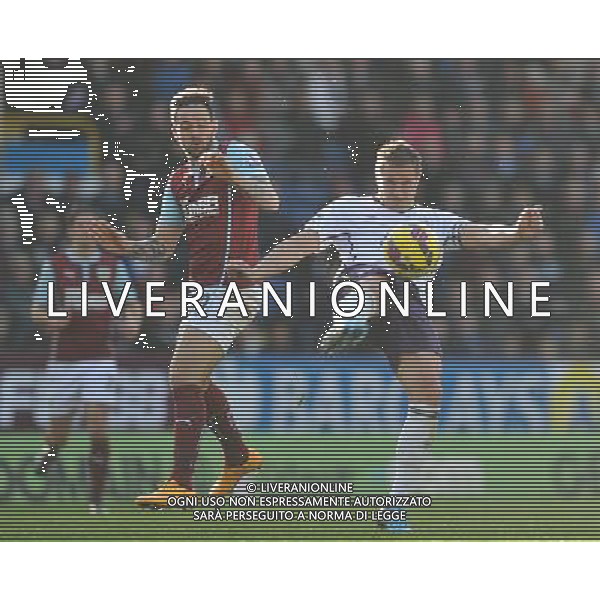 Everton\'s Phil Jagielka beats Burnley\'s Danny Ings to the ball Photographer Dave Howarth/CameraSport Football - Barclays Premiership - Burnley v Everton - Sunday 26th October - Turf Moor - Burnley © CameraSport - 43 Linden Ave. Countesthorpe. Leicester. England. LE8 5PG - Tel: +44 (0) 116 277 4147 - admin@camerasport.com - www.camerasport.com AG ALDO LIVERANI SAS ONLY ITALY