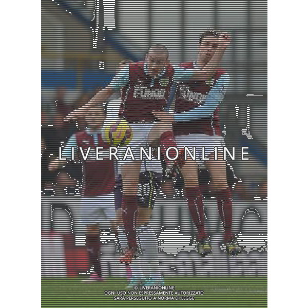 Burnley\'s David Jones gets to the ball first Photographer Dave Howarth/CameraSport Football - Barclays Premiership - Burnley v Everton - Sunday 26th October - Turf Moor - Burnley © CameraSport - 43 Linden Ave. Countesthorpe. Leicester. England. LE8 5PG - Tel: +44 (0) 116 277 4147 - admin@camerasport.com - www.camerasport.com AG ALDO LIVERANI SAS ONLY ITALY