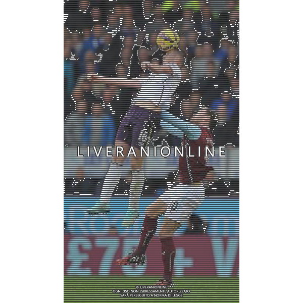 Burnley\'s Ashley Barnes is out jumped by Everton\'s James McCarthy Photographer Dave Howarth/CameraSport Football - Barclays Premiership - Burnley v Everton - Sunday 26th October - Turf Moor - Burnley © CameraSport - 43 Linden Ave. Countesthorpe. Leicester. England. LE8 5PG - Tel: +44 (0) 116 277 4147 - admin@camerasport.com - www.camerasport.com AG ALDO LIVERANI SAS ONLY ITALY