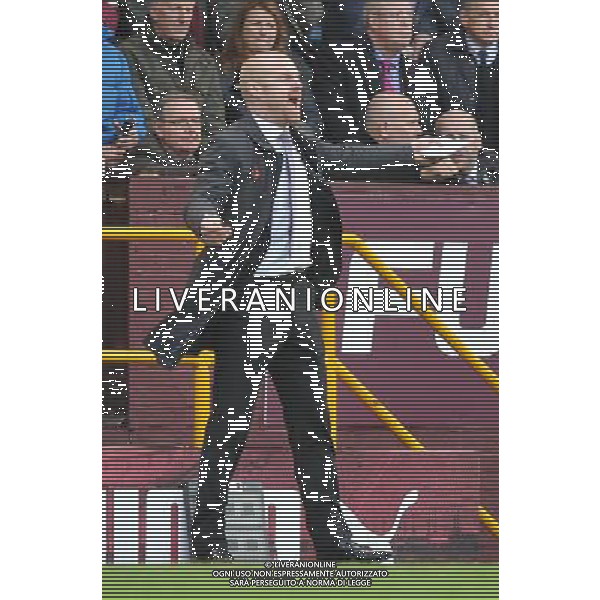 Burnley\'s Manager Sean Dyche protests Photographer Dave Howarth/CameraSport Football - Barclays Premiership - Burnley v Everton - Sunday 26th October - Turf Moor - Burnley © CameraSport - 43 Linden Ave. Countesthorpe. Leicester. England. LE8 5PG - Tel: +44 (0) 116 277 4147 - admin@camerasport.com - www.camerasport.com AG ALDO LIVERANI SAS ONLY ITALY
