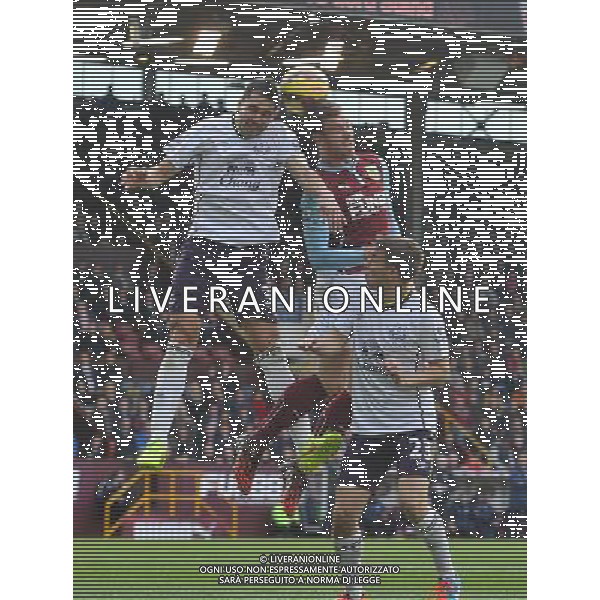 Burnley\'s Ashley Barnes jumps for the ball Photographer Dave Howarth/CameraSport Football - Barclays Premiership - Burnley v Everton - Sunday 26th October - Turf Moor - Burnley © CameraSport - 43 Linden Ave. Countesthorpe. Leicester. England. LE8 5PG - Tel: +44 (0) 116 277 4147 - admin@camerasport.com - www.camerasport.com AG ALDO LIVERANI SAS ONLY ITALY