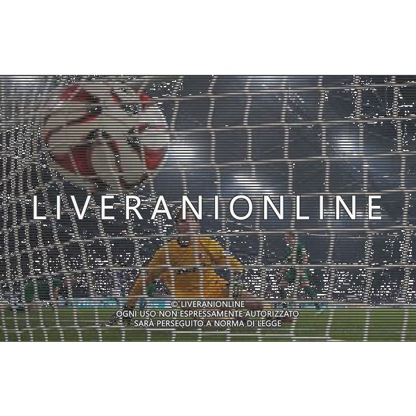 firo Fu§ball,Fussball, 31.10.2014 1.Bundesliga, Saison 2014/2015 FC Schalke - FC Augsburg remote Hintertor Marwin Hitz torwart holt den Ball enttŠuscht ausdem Tornetz nach Tor von Klaas-Jan Huntelaar $worldrightsEs gelten unsere AGB, einsehbar auf www.firosportphoto.de copyright by firo sportphoto: Coesfelder Str.207 48249 DŸlmen www.firosportphoto.de mail@firosportphoto.de (V o l k s b a n k B o c h u m - W i t t e n ) BLZ.: 430 601 29 Kt. Nr.: 341 117 100 Tel:Ê 02594 - 9916004 Fax:Ê02594 - 9916005 AG ALDO LIVERANI SAS ONLY ITALY