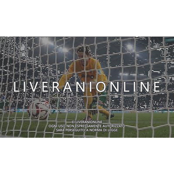 firo Fu§ball,Fussball, 31.10.2014 1.Bundesliga, Saison 2014/2015 FC Schalke - FC Augsburg remote Hintertor Marwin Hitz torwart holt den Ball enttŠuscht ausdem Tornetz nach Tor von Klaas-Jan Huntelaar $worldrightsEs gelten unsere AGB, einsehbar auf www.firosportphoto.de copyright by firo sportphoto: Coesfelder Str.207 48249 DŸlmen www.firosportphoto.de mail@firosportphoto.de (V o l k s b a n k B o c h u m - W i t t e n ) BLZ.: 430 601 29 Kt. Nr.: 341 117 100 Tel:Ê 02594 - 9916004 Fax:Ê02594 - 9916005 AG ALDO LIVERANI SAS ONLY ITALY