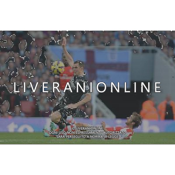 Burnley\'s Dean Marney is tackled by Arsenal\'s Mathieu Flamini Photographer Ian Cook/CameraSport Football - Barclays Premiership - Arsenal v Burnley - Saturday 1st November 2014 - Emirates Stadium - London © CameraSport - 43 Linden Ave. Countesthorpe. Leicester. England. LE8 5PG - Tel: +44 (0) 116 277 4147 - admin@camerasport.com - www.camerasport.com AG ALDO LIVERANI SAS ONLY ITALY