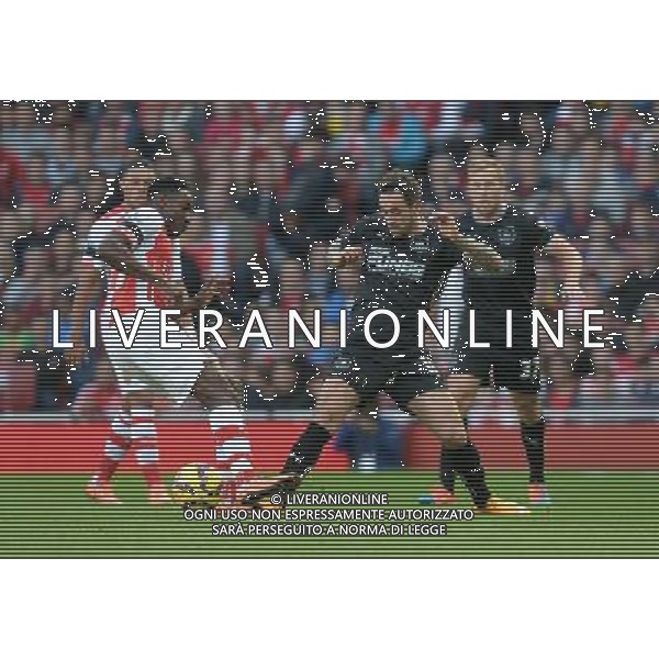 Burnley\'s Danny Ings battles with ArsenalÕs Danny Welbeck Photographer Ian Cook/CameraSport Football - Barclays Premiership - Arsenal v Burnley - Saturday 1st November 2014 - Emirates Stadium - London © CameraSport - 43 Linden Ave. Countesthorpe. Leicester. England. LE8 5PG - Tel: +44 (0) 116 277 4147 - admin@camerasport.com - www.camerasport.com AG ALDO LIVERANI SAS ONLY ITALY