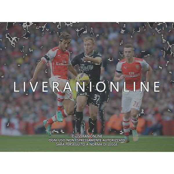 Arsenal\'s Mathieu Flamini incepts the ball from Burnley\'s Scott Arfield Photographer Ian Cook/CameraSport Football - Barclays Premiership - Arsenal v Burnley - Saturday 1st November 2014 - Emirates Stadium - London © CameraSport - 43 Linden Ave. Countesthorpe. Leicester. England. LE8 5PG - Tel: +44 (0) 116 277 4147 - admin@camerasport.com - www.camerasport.com AG ALDO LIVERANI SAS ONLY ITALY