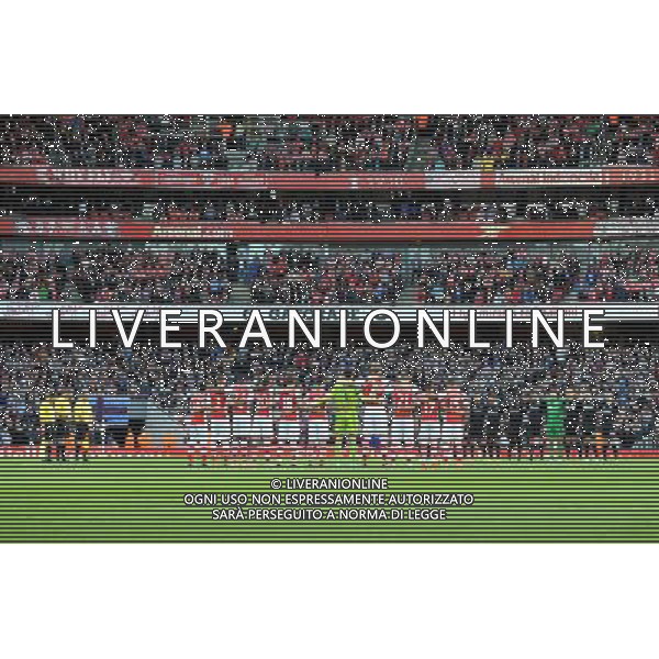 Burnley and Arsenal players observe a minutes silence prior to kick off Photographer Ian Cook/CameraSport Football - Barclays Premiership - Arsenal v Burnley - Saturday 1st November 2014 - Emirates Stadium - London © CameraSport - 43 Linden Ave. Countesthorpe. Leicester. England. LE8 5PG - Tel: +44 (0) 116 277 4147 - admin@camerasport.com - www.camerasport.com AG ALDO LIVERANI SAS ONLY ITALY