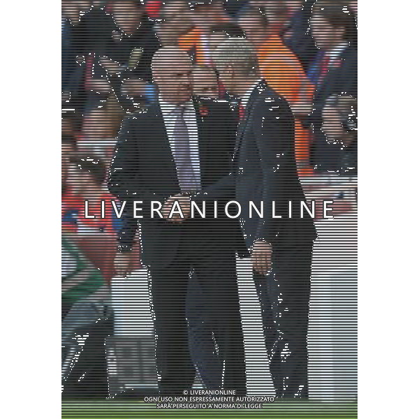 Burnley manager Sean Dyche shakes hands with Arsenal manager Arsne Wenger prior to kick off Photographer Ian Cook/CameraSport Football - Barclays Premiership - Arsenal v Burnley - Saturday 1st November 2014 - Emirates Stadium - London © CameraSport - 43 Linden Ave. Countesthorpe. Leicester. England. LE8 5PG - Tel: +44 (0) 116 277 4147 - admin@camerasport.com - www.camerasport.com AG ALDO LIVERANI SAS ONLY ITALY