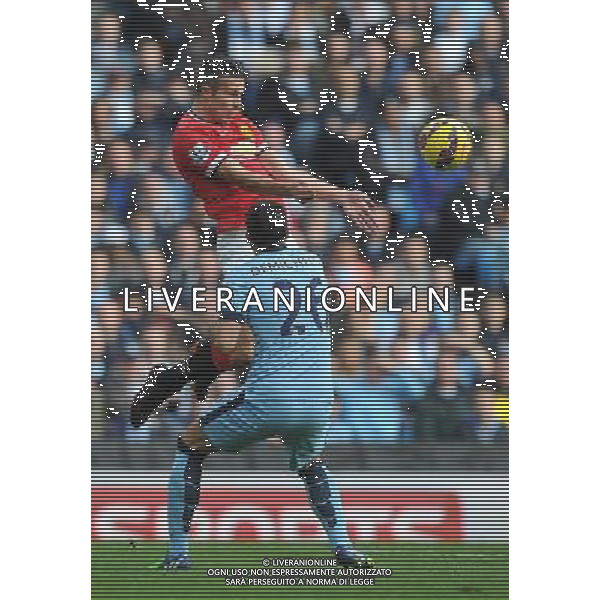 Manchester United\'s Robin van Persie out jumps Manchester City\'s Martin Demichelis Photographer Dave Howarth/CameraSport Football - Barclays Premiership - Manchester City v Manchester United - Sunday 2nd November 2014 - Etihad Stdium - Manchester © CameraSport - 43 Linden Ave. Countesthorpe. Leicester. England. LE8 5PG - Tel: +44 (0) 116 277 4147 - admin@camerasport.com - www.camerasport.com AG ALDO LIVERANI SAS ONLY ITALY