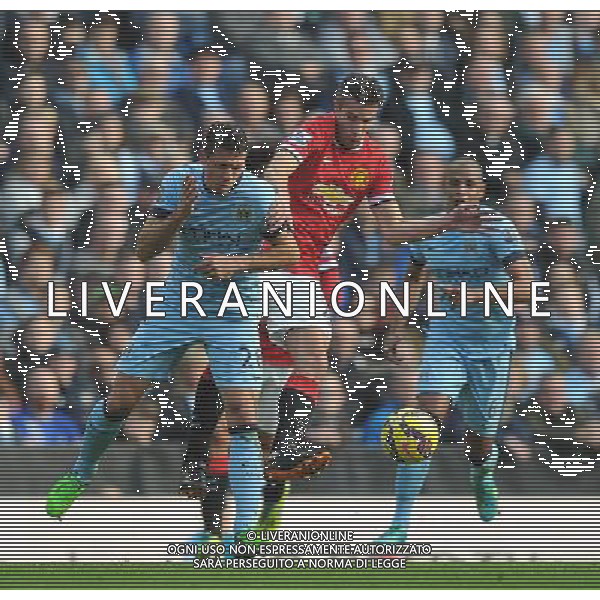 Manchester United\'s Robin van Persie battles with Manchester City\'s Martin Demichelis Photographer Dave Howarth/CameraSport Football - Barclays Premiership - Manchester City v Manchester United - Sunday 2nd November 2014 - Etihad Stdium - Manchester © CameraSport - 43 Linden Ave. Countesthorpe. Leicester. England. LE8 5PG - Tel: +44 (0) 116 277 4147 - admin@camerasport.com - www.camerasport.com AG ALDO LIVERANI SAS ONLY ITALY