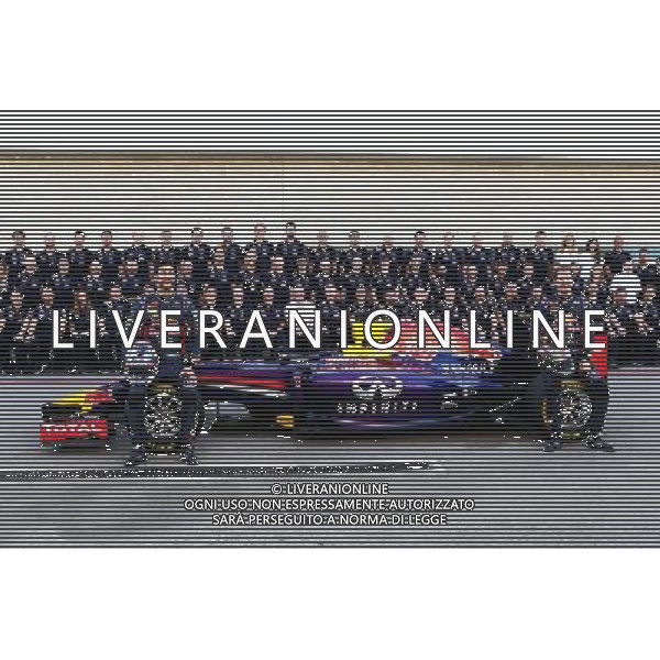 (L to R): Daniel Ricciardo (AUS) Red Bull Racing and team mate Sebastian Vettel (GER) Red Bull Racing at a team photograph. 02.11.2014. Formula 1 World Championship, Rd 17, United States Grand Prix, Austin, Texas, USA, Race Day. AG ALDO LIVERANI SAS ONLY ITALY