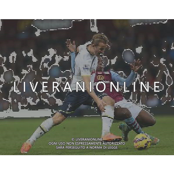 Tottenham Hotspur\'s Harry Kane under pressure from Aston Villa\'s Carlos Sanchez Photographer Kieran Galvin/CameraSport Football - Barclays Premiership - Aston Villa v Tottenham Hotspur - Sunday 2nd November 2014 - Villa Park - Birmingham å© CameraSport - 43 Linden Ave. Countesthorpe. Leicester. England. LE8 5PG - Tel: +44 (0) 116 277 4147 - admin@camerasport.com - www.camerasport.com /AGENZIA ALDO LIVERANI SAS - ITALY ONLY - EDITORIAL USE ONLY