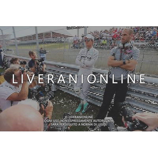 Nico Rosberg (GER) Mercedes AMG F1 with Daniel Schloesser (GER) Mercedes AMG F1 Physio on the grid. 02.11.2014. Formula 1 World Championship, Rd 17, United States Grand Prix, Austin, Texas, USA, Race Day. AG ALDO LIVERANI SAS ONLY ITALY