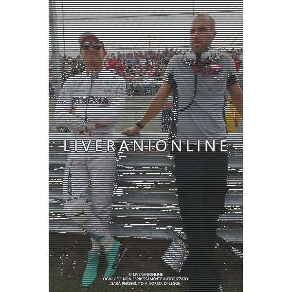(L to R): Nico Rosberg (GER) Mercedes AMG F1 W05 Peter Windsor (AUS) Journalist Daniel Schloesser (GER) Mercedes AMG F1 Physio on the grid. 02.11.2014. Formula 1 World Championship, Rd 17, United States Grand Prix, Austin, Texas, USA, Race Day. AG ALDO LIVERANI SAS ONLY ITALY