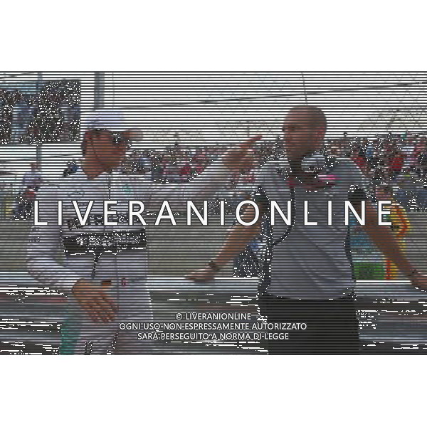(L to R): Nico Rosberg (GER) Mercedes AMG F1 W05 Peter Windsor (AUS) Journalist Daniel Schloesser (GER) Mercedes AMG F1 Physio on the grid. 02.11.2014. Formula 1 World Championship, Rd 17, United States Grand Prix, Austin, Texas, USA, Race Day. AG ALDO LIVERANI SAS ONLY ITALY