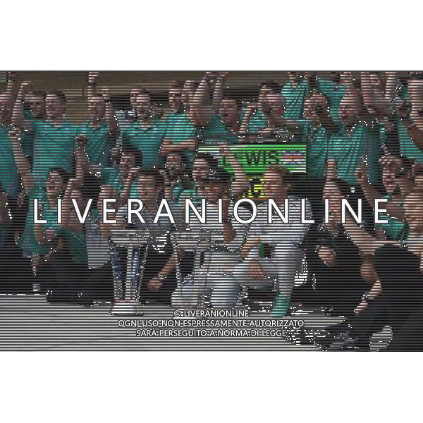 Race winner Lewis Hamilton (GBR) Mercedes AMG F1 celebrates with team mate Nico Rosberg (GER) Mercedes AMG F1 and the team. 02.11.2014. Formula 1 World Championship, Rd 17, United States Grand Prix, Austin, Texas, USA, Race Day. AG ALDO LIVERANI SAS ONLY ITALY