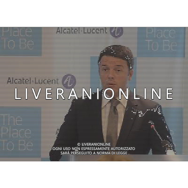 Il Presidente del Consiglio Matteo Renzi in visita a Vimercate Azienda Alcatel - Milano 06 novembre 2014 ©gazzaniga/AGENZIA ALDO LIVERANI SAS