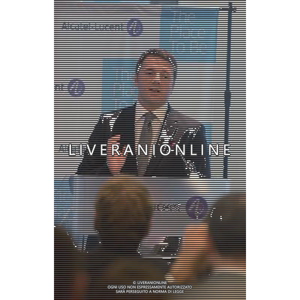 Il Presidente del Consiglio Matteo Renzi in visita a Vimercate Azienda Alcatel - Milano 06 novembre 2014 ©gazzaniga/AGENZIA ALDO LIVERANI SAS