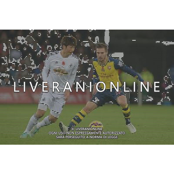 Swansea City\'s Ki Sung-Yueng battles with Arsenal\'s Aaron Ramsey Photographer Ian Cook/CameraSport Football - Barclays Premiership - Swansea City v Arsenal - Sunday 9th November 2014 - Liberty Stadium - Swansea © CameraSport - 43 Linden Ave. Countesthorpe. Leicester. England. LE8 5PG - Tel: +44 (0) 116 277 4147 - admin@camerasport.com - www.camerasport.com AG ALDO LIVERANI SAS ONLY ITALY