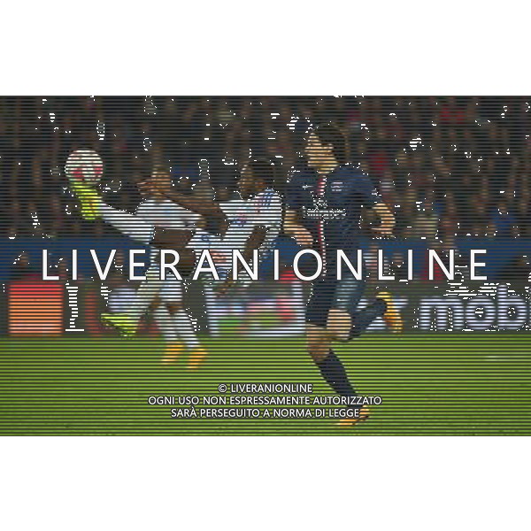 Brice DJA DJEDJE / Edinson CAVANI - 09.11.2014 - Paris Saint Germain / Marseille - 13eme journee de Ligue 1 Photo : Dave Winter / Icon Sport AG ALDO LIVERANI SAS ONLY ITALY