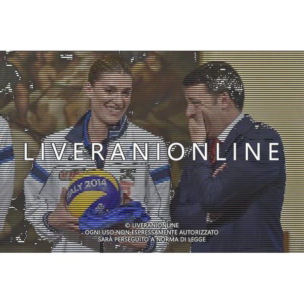 Roma - 11/11/2014 - Palazzo Chigi - Il Presidente del Consiglio Matteo Renzi incontra alcune atlete della Nazionale Italiana di pallavolo - nella foto: Matteo Renzi e Francesca Piccinini / Ph. Fabrizio Corradetti - Ag. Aldo Liverani sas