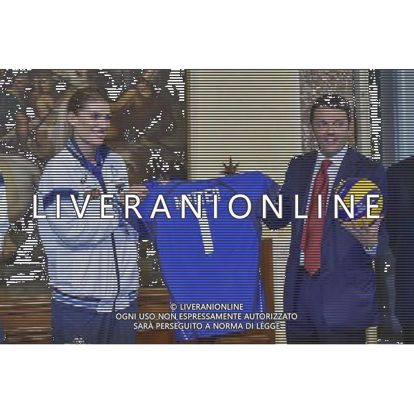 Roma - 11/11/2014 - Palazzo Chigi - Il Presidente del Consiglio Matteo Renzi incontra alcune atlete della Nazionale Italiana di pallavolo - nella foto: Francesca Piccinini dona una maglia della Nazionale a Matteo Renzi / Ph. Fabrizio Corradetti - Ag. Aldo Liverani sas