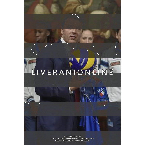 Roma - 11/11/2014 - Palazzo Chigi - Il Presidente del Consiglio Matteo Renzi incontra alcune atlete della Nazionale Italiana di pallavolo - nella foto: Matteo Renzi con il pallone e la maglia della Nazionale di pallavolo / Ph. Fabrizio Corradetti - Ag. Aldo Liverani sas