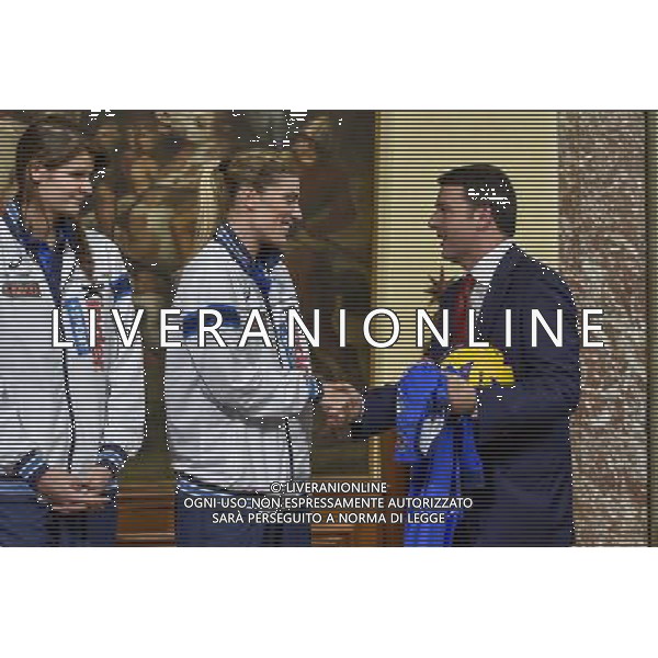 Roma - 11/11/2014 - Palazzo Chigi - Il Presidente del Consiglio Matteo Renzi incontra alcune atlete della Nazionale Italiana di pallavolo - nella foto: Matteo Renzi ringrazia Francesca Piccinini / Ph. Fabrizio Corradetti - Ag. Aldo Liverani sas