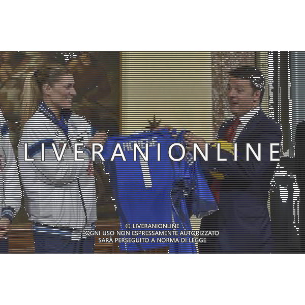 Roma - 11/11/2014 - Palazzo Chigi - Il Presidente del Consiglio Matteo Renzi incontra alcune atlete della Nazionale Italiana di pallavolo - nella foto: Matteo Renzi riceve una maglia della Nazionale con il nome della moglie da Francesca Piccinini / Ph. Fabrizio Corradetti - Ag. Aldo Liverani sas