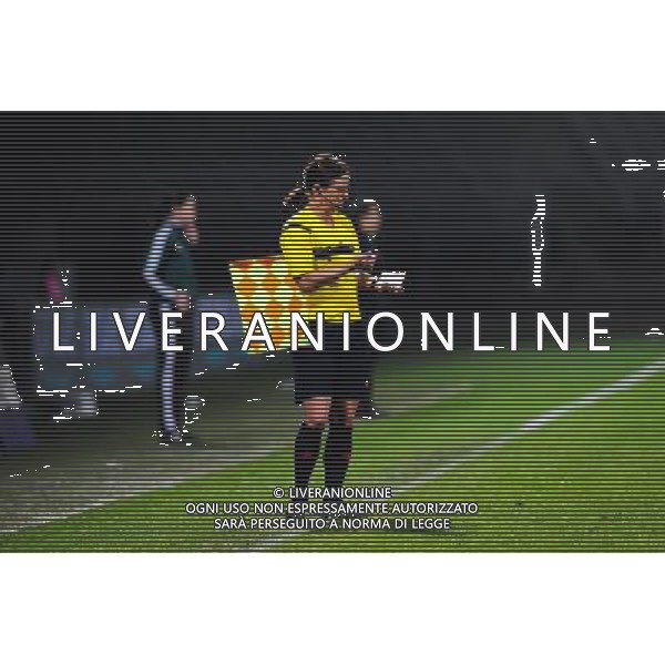 Illustration Arbitre de Touche - 12.11.2014 - Lyon / Paris Saint Germain - 1/4Finale Retour Champions League Photo : Jean Paul Thomas / Icon Sport /AGENZIA ALDO LIVERANI SAS - ITALY ONLY - EDITORIAL USE ONLY