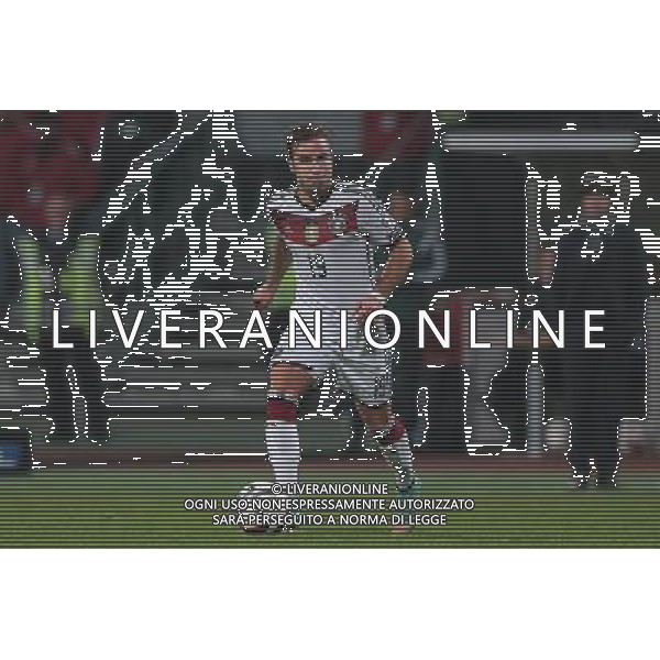 firo : Fußball,Fussball : 14.11.2014 EM, Euro, Euro 2016, Qualifikation, Nationalmannschaft, GER - GIB, Deutschland - Gibraltar, Mario Götze, Goetze ( Deutschland ), Einzelaktion, Trainer Joachim Löw, Loew ( Deutschland ), im Hintergrund, beobachtet $worldrightsEs gelten unsere AGB, einsehbar auf www.firosportphoto.de copyright by firo sportphoto: Coesfelder Str. 207 D- 48249 Dülmen www.firosportphoto.de mail@firosportphoto.de (V o l k s b a n k B o c h u m - W i t t e n ) BLZ.: 430 601 29 Kt. Nr.: 341 117 100 Tel: +49-2594 - 9916004 Fax: +49-2594 - 9916005 AG ALDO LIVERANI SAS ONLY ITALY
