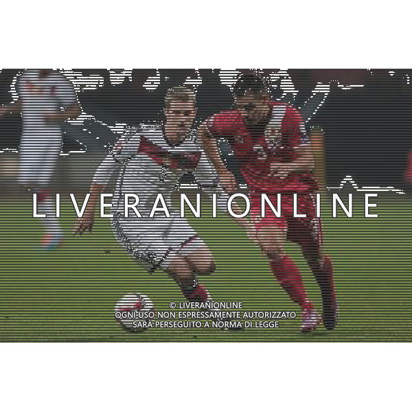 firo : Fußball,Fussball : 14.11.2014 EM, Euro, Euro 2016, Qualifikation, Nationalmannschaft, GER - GIB, Deutschland - Gibraltar, Lars Bender ( Deutschland ) im Zweikampf mit Joseph Chipolina ( Gibraltar ) $worldrightsEs gelten unsere AGB, einsehbar auf www.firosportphoto.de copyright by firo sportphoto: Coesfelder Str. 207 D- 48249 Dülmen www.firosportphoto.de mail@firosportphoto.de (V o l k s b a n k B o c h u m - W i t t e n ) BLZ.: 430 601 29 Kt. Nr.: 341 117 100 Tel: +49-2594 - 9916004 Fax: +49-2594 - 9916005 AG ALDO LIVERANI SAS ONLY ITALY