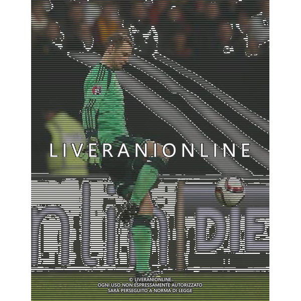 firo : 14.11.2014 Fu§ball, International, EM-Quali, Qualifikation Europameisterschaft, GER, Deutschland - Gibraltar 4:0 Torwart Manuel NEUER, GER, Einzelaktion, Knieprobleme $worldrights,Es gelten unsere AGB, einsehbar auf www.firosportphoto.de, copyright by firo sportphoto: Coesfelder Str. 207 D-48249 DŸlmen www.firosportphoto.de mail@firosportphoto.de (V o l k s b a n k B o c h u m - W i t t e n ) BLZ.: 430 601 29 Kt. Nr.: 341 117 100 Tel:Ê +49-2594-9916004 Fax:Ê+49-2594-9916005 AG ALDO LIVERANI SAS ONLY ITALY