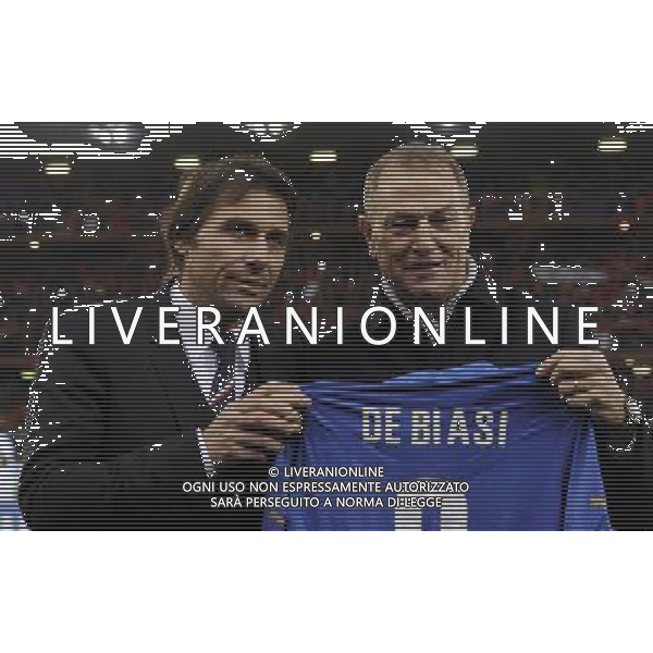 Amichevole Genova - 18.11.2014 Italia-Albania Nella Foto:conte antonio regala la maglia della nazionale a de biasi gianni /Ph.Vitez-Ag. Aldo Liverani