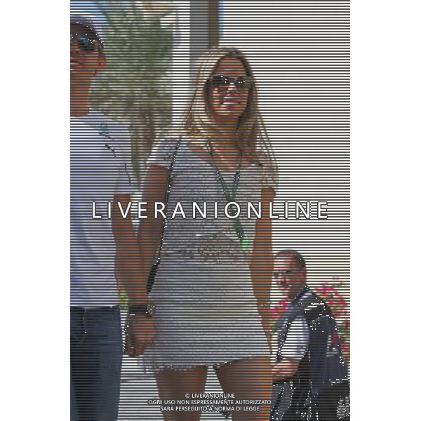 Nico Rosberg (GER) Mercedes AMG F1 with his wife Vivian Rosberg (GER). 21.11.2014. Formula 1 World Championship, Rd 19, Abu Dhabi Grand Prix, Yas Marina Circuit, Abu Dhabi, Practice Day. AG ALDO LIVERANI SAS ONLY ITALY