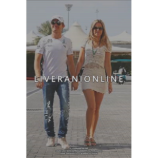Nico Rosberg (GER) Mercedes AMG F1 with his wife Vivian Rosberg (GER). 21.11.2014. Formula 1 World Championship, Rd 19, Abu Dhabi Grand Prix, Yas Marina Circuit, Abu Dhabi, Practice Day. AG ALDO LIVERANI SAS ONLY ITALY