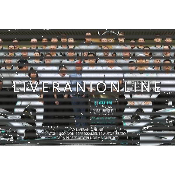 (L to R): Lewis Hamilton (GBR) Mercedes AMG F1 and team mate Nico Rosberg (GER) Mercedes AMG F1 at a team photograph. 23.11.2014. Formula 1 World Championship, Rd 19, Abu Dhabi Grand Prix, Yas Marina Circuit, Abu Dhabi, Race Day. AG ALDO LIVERANI SAS ONLY ITALY