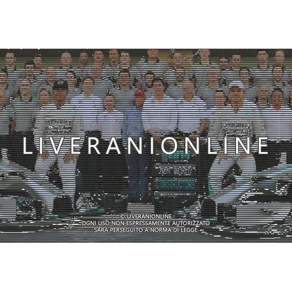 (L to R): Lewis Hamilton (GBR) Mercedes AMG F1 and team mate Nico Rosberg (GER) Mercedes AMG F1 at a team photograph. 23.11.2014. Formula 1 World Championship, Rd 19, Abu Dhabi Grand Prix, Yas Marina Circuit, Abu Dhabi, Race Day. AG ALDO LIVERANI SAS ONLY ITALY
