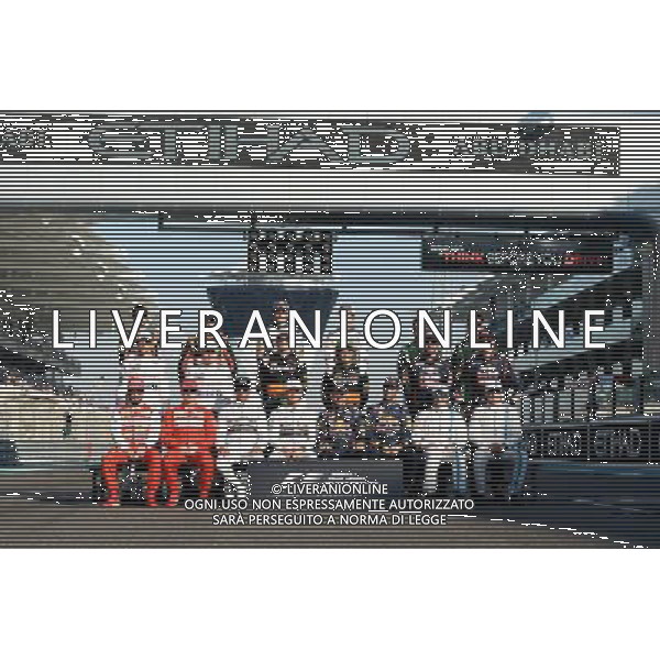 The drivers at the end of season group photograph. 23.11.2014. Formula 1 World Championship, Rd 19, Abu Dhabi Grand Prix, Yas Marina Circuit, Abu Dhabi, Race Day. AG ALDO LIVERANI SAS ONLY ITALY